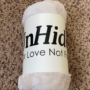 Brand new. Never used Unhide comfy throw.